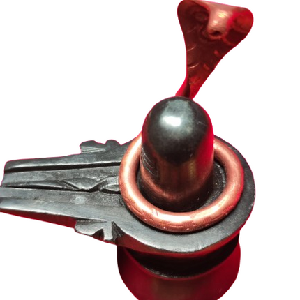Shivalingam Negro con serpiente de cobre