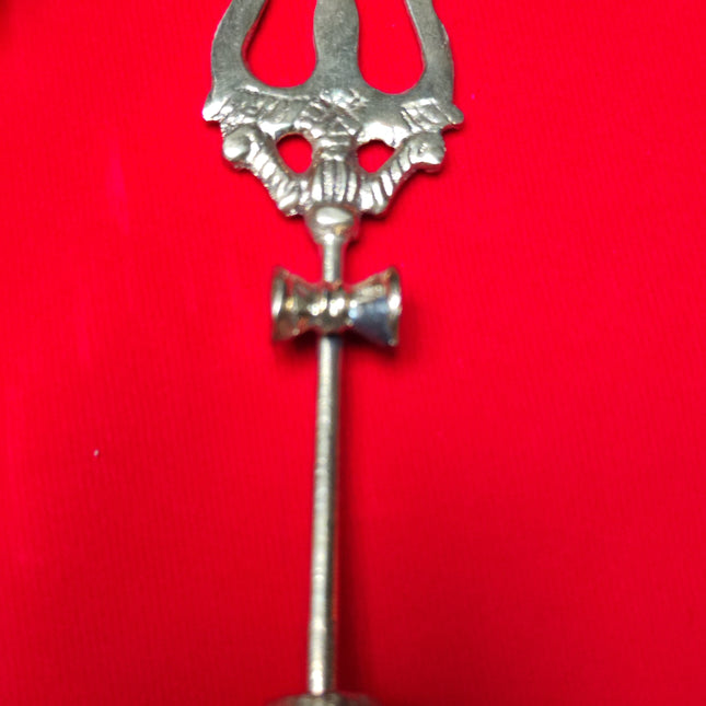 Trishul de Laton